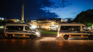 Einsatzwagen der Polizei stehen auf dem Schlossplatz. Nach den Krawallen des letzten Wochenendes, ist die Polizei mit einem hohen Aufgebot in der Innenstadt präsent. Foto: dpa/Christoph Schmidt