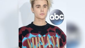 Justin Bieber mit einem Nirvana-T-Shirt bei den American Music Awards 2015. Foto: IMAGO/Pond5 Images