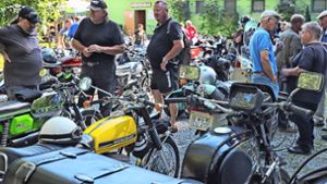 Um die 100 Motorräder jeder Größe und jeden Alters waren auf dem Schotterplatz vor dem Schützenhaus abgestellt Foto: avanti