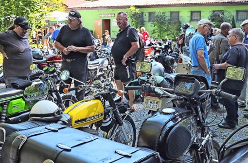 Um die 100 Motorräder jeder Größe und jeden Alters waren auf dem Schotterplatz vor dem Schützenhaus abgestellt Foto: avanti
