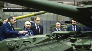 Kremlchef Wladimir Putin (3.v.l) besucht die Forschungs- und Produktionsgesellschaft Uralwagonsawod (Uralwaggonwerk) in Nischni Tagil. Foto: Büro des russischen Präsidenten/APA Images via ZUMA Press Wire/dpa