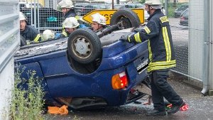 Nach dem Sturz von einer Brücke in Esslingen ist der Wagen einer 36-Jährigen am Montag auf dem Dach gelandet. Foto: 7aktuell.de