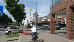 Schon jetzt müssen Radfahrer, Fußgänger und Autofahrer gut aufpassen, dass es zu keinen Zusammenstößen in der Stuttgarter Straße kommt. Foto: esc