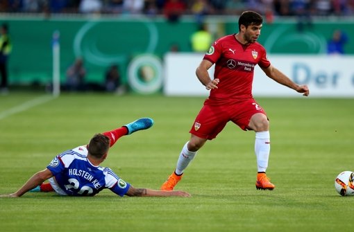 Zapata Insua vom VfB Stuttgart setzt sich im Zweikampf durch. Foto: Bongarts/Getty Images