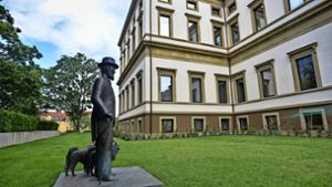 Die Statue zeigt den letzten König Württembergs mit seinen Hunden. Diese nahm der Monarch vor seinem Sturz 1918 gerne auf Spaziergänge durch Stuttgart mit. Foto: /Max Kovalenko