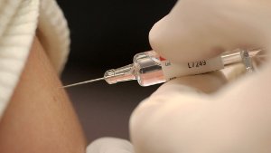 Sollte es eine Pflicht geben, sich und seine Kinder impfen zu lassen? Foto: dpa