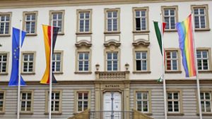 Bei der Fußball-EM 2021 wehte zum Gruppenspiel gegen Ungarn die Regenbogenflagge vor dem Rathaus, zum Christopher Street Day in Stuttgart wurde sie erneut  gehisst. Foto: Stadt Ludwigsburg