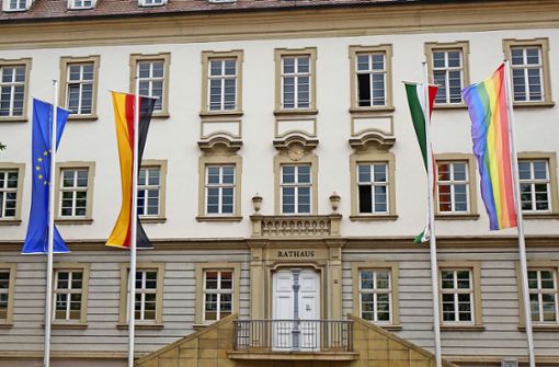 Bei der Fußball-EM 2021 wehte zum Gruppenspiel gegen Ungarn die Regenbogenflagge vor dem Rathaus, zum Christopher Street Day in Stuttgart wurde sie erneut  gehisst. Foto: Stadt Ludwigsburg