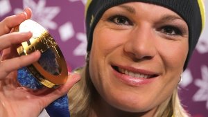 Stolz auf ihre Goldmedaille: Skirennläuferin Maria Höfl-Riesch Foto: dpa