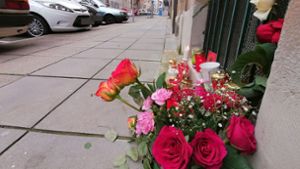 Passanten haben Blumen und Kerzen am Tatort in der Forststraße niedergelegt. Foto: Andreas Rosar