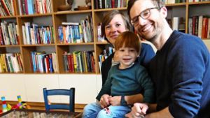 Annika Schmid, Florian Hofmann und ihr Sohn Jonni wohnen derzeit in einer Dreizimmerwohnung im Stuttgarter Süden. Für April erwarten sie noch eine Tochter. Foto: Julia Bosch