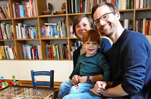 Annika Schmid, Florian Hofmann und ihr Sohn Jonni wohnen derzeit in einer Dreizimmerwohnung im Stuttgarter Süden. Für April erwarten sie noch eine Tochter. Foto: Julia Bosch