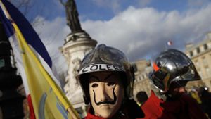 Feuerwehrleute in Paris – maskiert und martialisch. Foto: AP Photo//Christophe Ena