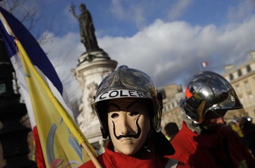 Feuerwehrleute in Paris – maskiert und martialisch. Foto: AP Photo//Christophe Ena