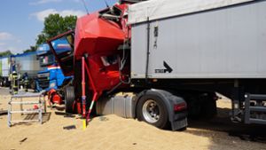Ein Lastwagen hat auf der A8 seine Getreide-Ladung verloren. Foto: SDMG/SDMG / Kohls