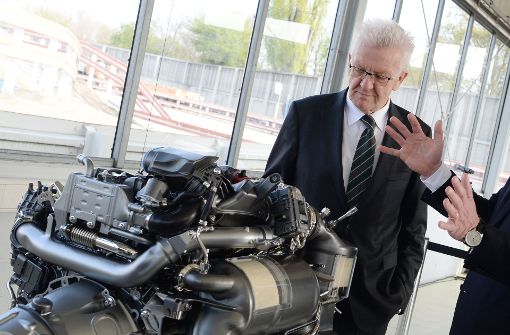 Ministerpräsident Kretschmann informiert sich im Stuttgarter Daimler-Werk über Dieselmotoren. Foto: dpa