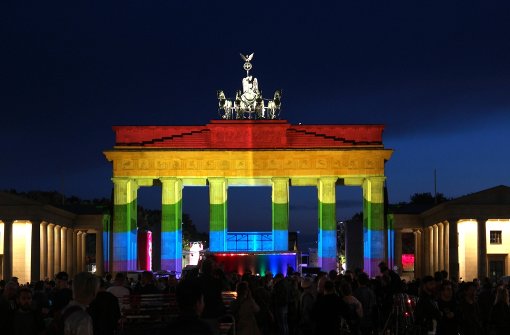 Das Brandenburger Tor erstrahlte in allen Farben des Regenbogen. Foto: dpa