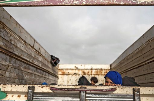 Ein Mädchen wird mit anderen Kindern auf einem Lastwagen aus der letzten IS-Bastion in einem Ortsteil von Baghus in ein Zwischenlager gebracht.Foto:AP Foto:  