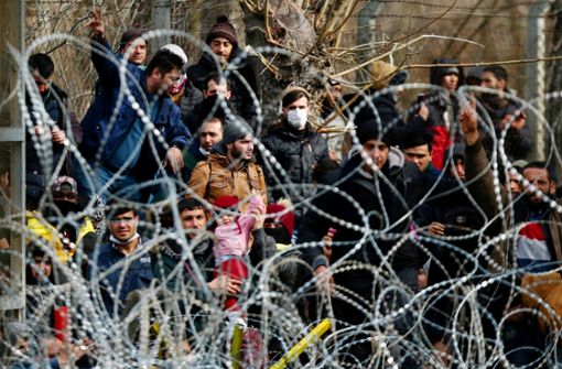 Tausende Flüchtlinge stehen hinter dem Stacheldrahtzaunnahe dem griechisch-türkischen Grenzübergang Kastanies – sie wollen in die EU. Foto: dpa/Giannis Papanikos