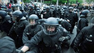 Eingreifen der Berliner Polizei am 1. Mai 2020. Der war friedlich, hieß es später. Foto: picture alliance/dpa/M. Kappeler