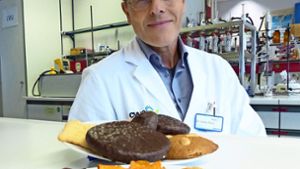 Volker Renz, der Leiter des CVUA, das  in Fellbach beheimatet ist, zeigt eine Auswahl acrylamidhaltiger Lebensmittel. Foto: Michael Käfer