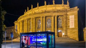 Die Stuttgarter Oper mit Info-Container zum geplanten Umbau. Foto: Wilhelm Mierendorf wm-foto@t-online.de