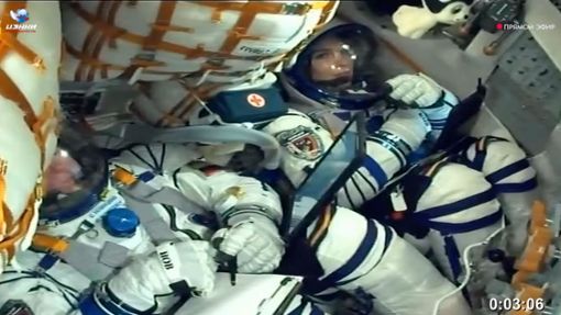 Oleg Nowizki und Marina Wassilewskaja - hier noch im Raumschiff - sind beide wieder auf der Erde zurück. Foto: Uncredited/AP/dpa