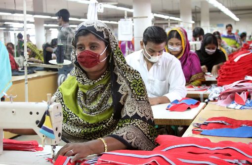 In Textilfabriken in Bangladesch arbeiten die Menschen häufig unter schlechten Bedingungen. Foto: dpa