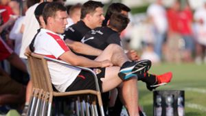 VfB-Trainer Hannes Wolf verfolgt das Testspiel des Aufsteigers in Ilshofen. Foto: Pressefoto Baumann