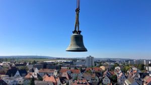 Eine Glocke schwebt über Fellbach. Foto: Bernd Treide