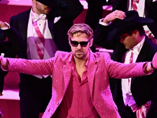 Can you feel the Kenergy?: Ryan Goslings Ken-Performance warf knallpinkes Licht auf die goldenen Oscar-Trophäen. Foto: getty/PATRICK T. FALLON / AFP via Getty Images