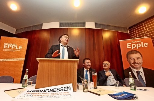 Gut gelaunt und in Redelaune: Reinhard Löffler, Konrad Epple und Oliver Nauth (von links)  werben für ihre Partei. Foto: factum/Granville