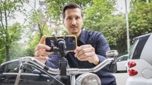 Danilo Jovicic-Albrecht, Co-Gründer von vialytics, zeigt, dass zum Erfassen des Straßenzustands ein Mobiltelefon und ein Fahrrad ausreichen. Foto: Lichtgut/Julian Rettig
