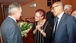 Der Ludwigsburger Landrat Rainer Haas (links) und der Bürgermeister Joachim Wolf   würdigten  die Verdienste von Annemarie Frohnmaier. Foto: factum/Bach