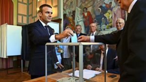 Staatspräsident Emmanuel Macron im Wahllokal Foto: AP