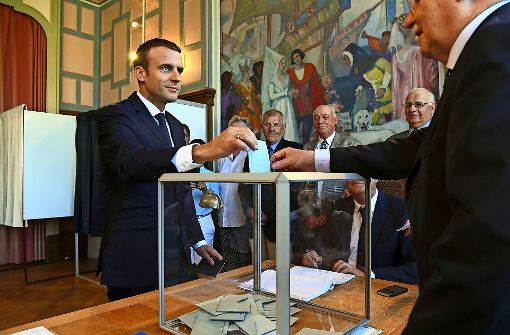 Staatspräsident Emmanuel Macron im Wahllokal Foto: AP
