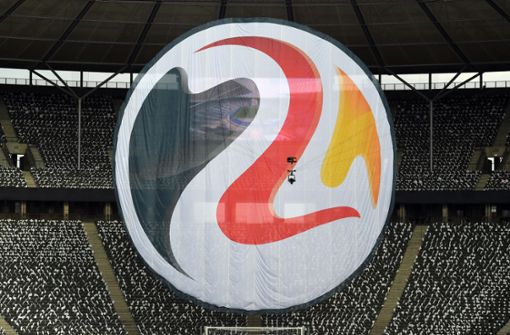 Das Logo zur Fußball-EM 2024 in Form eines riesigen Banners: Die Telekom sichert sich wohl die TV-Rechte für den Wettbewerb. Foto: dpa/Soeren Stache