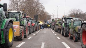 Unzählige Bauern fuhren mit ihren Traktoren in die Stuttgarter City. Foto: Andreas Rosar/Fotoagentur-Stuttgart