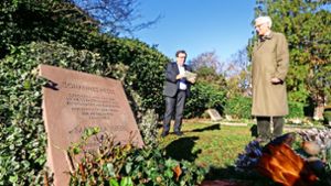 Freuen sich über den restaurierten Grabstein der Hesses auf dem Korntaler Friedhof: Paul-Ulrich Link (links) und Albrecht Rittmann. Foto: factum/Simon Granville