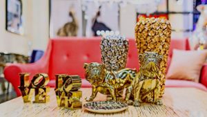 Albern, kitschig, tierisch und bunt: Das sind Trends der Frankfurter Messe  Ambiente in diesem Jahr – wie auch  diese vergoldeten Löwen und Vasen zeigen. Foto: Kare Design