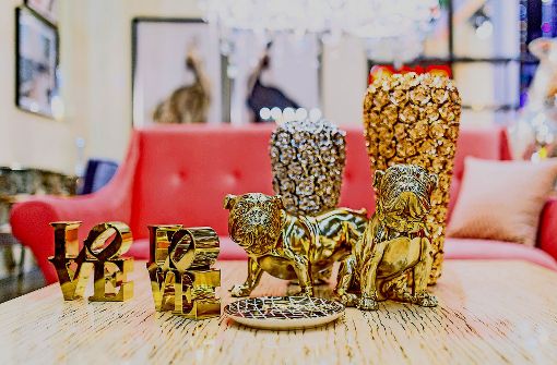 Albern, kitschig, tierisch und bunt: Das sind Trends der Frankfurter Messe  Ambiente in diesem Jahr – wie auch  diese vergoldeten Löwen und Vasen zeigen. Foto: Kare Design