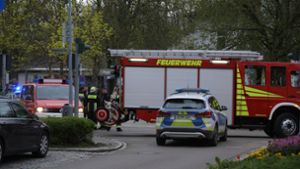 Polizei und Feuerwehr stehen am Bad Windsheimer Bahnhof. Foto: dpa/Zahn