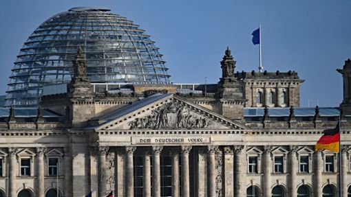 Blick vom Bundeskanzleramt auf die Kuppel von dem Reichstagsgebäude mit dem Bundestag. Der Bundestag hat das Digitale-Dienste-Gesetz beschlossen. Foto: Philipp Znidar/dpa