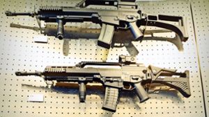 Unterschiedliche Versionen des Gewehrs G36 an einer Schauwand in Oberndorf Foto: dpa