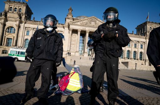 In Berlin gab es  am Mittwoch  eine nicht genehmigte Demonstration gegen die Corona-Beschränkungen.  Dabei wurde ein Kamerateam der ARD angegriffen. Foto: dpa/Kay Nietfeld