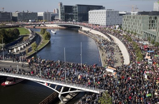 Geschätzt 45 000 Demonstranten sind am Samstag in Berlin gegen die Freihandelsabkommen TTIP und Ceta auf die Straße gegangen. Weitere beeindruckende Bilder zeigt die folgende Fotostrecke. Foto: dpa