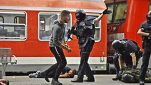 Trainingsszenario: In Stuttgart fährt ein Zug ein, in dem Angreifer auf die Passagiere schießen. Foto: 7aktuell.de/Oskar Eyb