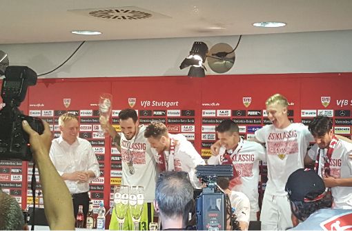 Die VfB-Spieler feiern den Aufstieg bei der Pressekonferenz nach dem letzten Spiel der Saison. Foto: Maisel