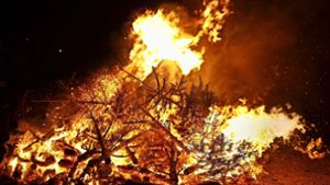 Meterhohes Feuer in Endersbach. Foto: Potente