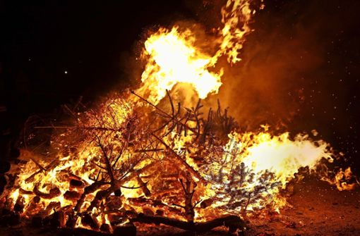 Meterhohes Feuer in Endersbach. Foto: Potente
